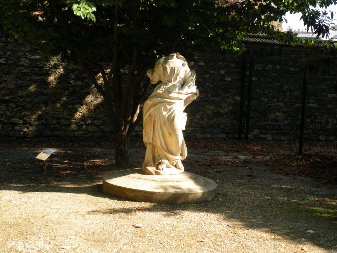  statue sans tête, hôpital Sainte-Anne
